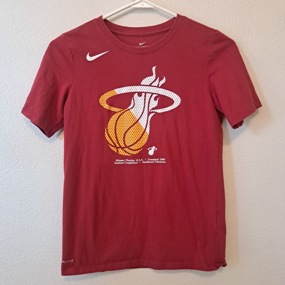 Nike Kids Miami Heat Dri-FIT Red Basketball Graphic T-Shirt Size Medium 10-12